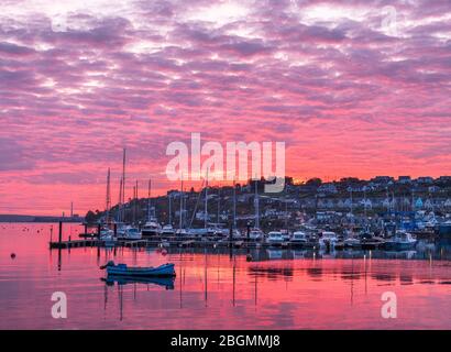 Crosshaven, Cork, Irland. April 2020. Morgendämmerung bei Freizeitbooten am Yachthafen im malerischen Dorf Crosshaven, Co. Cork. - Credit; David Creedon / Alamy Live News Stockfoto