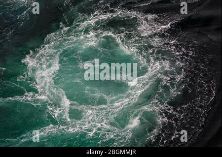 Schwarz und Türkis wirbelnden Wasser Der Saltstraumen Maelstrom in Bodo, Norwegen. Saltstraumen hat eine der stärksten Gezeiten Strömungen in der Welt Stockfoto