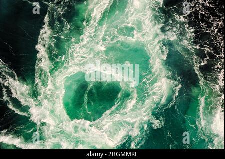 Schwarz und Türkis wirbelnden Wasser Der Saltstraumen Maelstrom in Bodo, Norwegen. Saltstraumen hat eine der stärksten Gezeiten Strömungen in der Welt Stockfoto