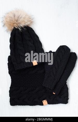 Outfit für Winterfrauen. Set aus Kleidung und Accessoires Stockfoto