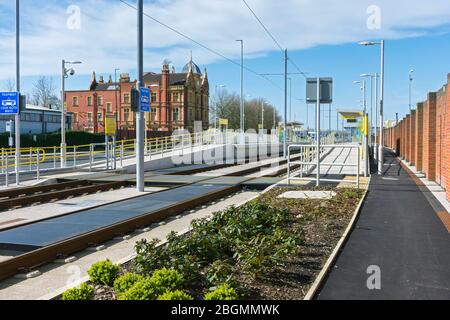 Die Metrolink Village Straßenbahnhaltestelle am Eröffnungstag der Trafford Park Line, 22. März 2020. Village Way, Trafford Park, Manchester, Großbritannien Stockfoto