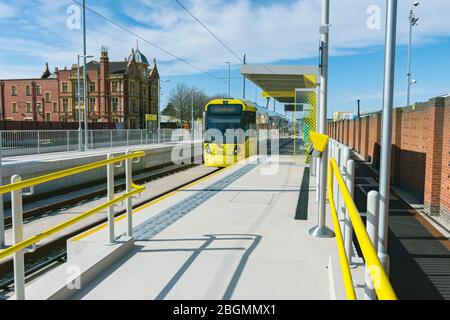 Metrolink Straßenbahn an der Haltestelle Village am Eröffnungstag der Trafford Park Linie, 22. März 2020. Village Way, Trafford Park, Manchester, Großbritannien Stockfoto