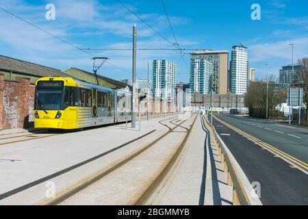 Metrolink Tram und die Tower Blocks von MediaCityUK am Eröffnungstag der Trafford Park Line. Warren Bruce Rd., Trafford, Manchester, Großbritannien Stockfoto