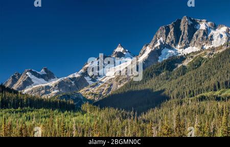 Mount Rohr vom Sea to Sky Highway, Pacific Ranges der Coast Mountains, östlich von Pemberton, British Columbia, Kanada Stockfoto