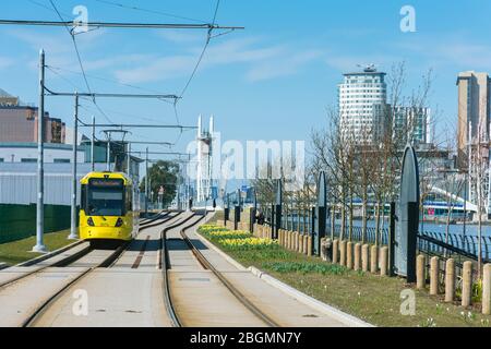 Metrolink Tram nahe der Haltestelle Wharfside am Eröffnungstag der Trafford Park Line, 22. März 2020. Wharfside, Old Trafford, Manchester, Großbritannien Stockfoto