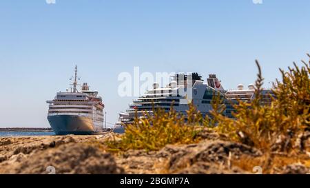 Rhodos, Griechenland - 03. Juli 2019 - Kreuzfahrtschiffe im Hafen von Rhodos, Griechenland Stockfoto