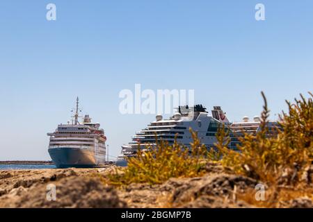 Rhodos, Griechenland - 03. Juli 2019 - Kreuzfahrtschiffe im Hafen von Rhodos, Griechenland Stockfoto