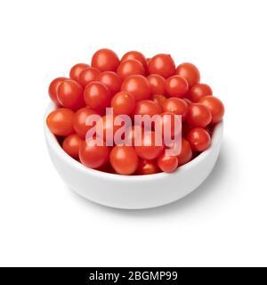 Frische rote Tomberytomaten in einer Schüssel isoliert auf weißem Hintergrund Nahaufnahme Stockfoto