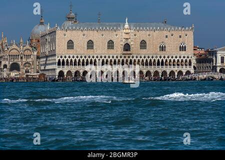 Dogenpalast mit den Kuppeln der Markusdom, vor dem Canal Grande, Venedig, Venetien, Italien Stockfoto