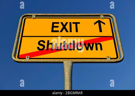 PHOTOMONTURE, Symbolbild, Ortsschild, Exit-Strategie wegen Coronavirus, SARS-CoV-2, Covid-19, Deutschland Stockfoto