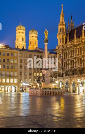 Verlassener Marienplatz, vor Mariensaeule, hinter dem Neuen Rathaus und der Liebfrauenkirche, München, Bayern Stockfoto