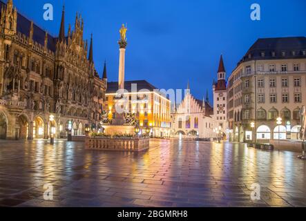 Verlassener Marienplatz, vor dem Neuen Rathaus und Mariensaeule, hinter dem Alten Rathaus, München, Bayern Stockfoto