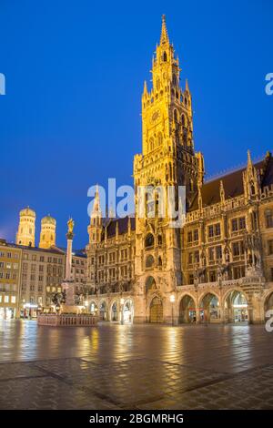 Verlassener Marienplatz, vor Mariensaeule und Neues Rathaus, hinter Frauenkirche, Ausgangssperre, Abenddämmerung, München, Bayern, Deutschland Stockfoto