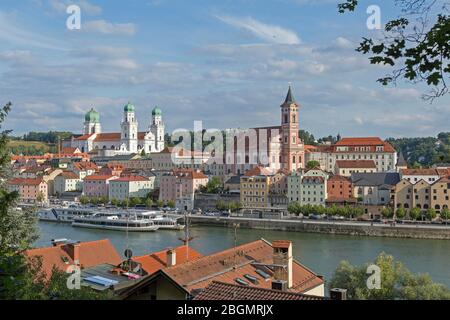 Blick von Georgsberg über die Donau in die Altstadt mit Stephansdom und Pfarrkirche St. Paul, Passau, Niederbayern, Bayern, Deutschland Stockfoto