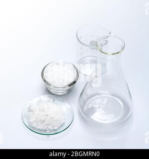 Kosmetische Chemikalien Inhaltsstoff auf Labortisch. Mikrokristallines Wachs, Kaliumchlorid (KCl). Stockfoto