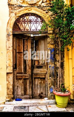 Alte Tür in einer engen Straße von Rethymno Stadt, Kreta, Griechenland. Stockfoto