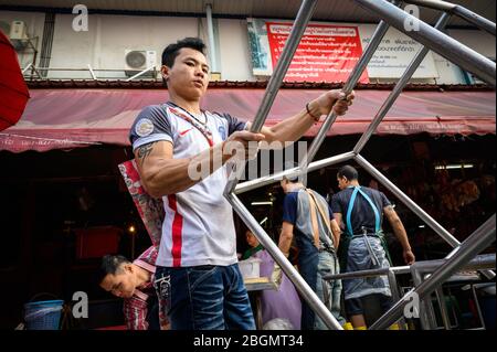 Männer, die auf dem Khlong Toei Markt in Bangkok, Thailand arbeiten Stockfoto