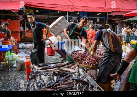 Männer, die auf dem Khlong Toei Markt in Bangkok, Thailand arbeiten Stockfoto