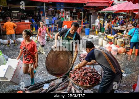 Männer, die auf dem Khlong Toei Markt in Bangkok, Thailand arbeiten Stockfoto