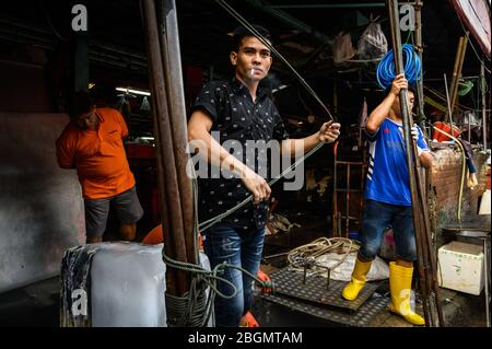 Männer, die auf dem Khlong Toei Markt in Bangkok, Thailand arbeiten Stockfoto