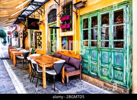 Bunte traditionelle Griechenland-Serie - kleine Straßenrestaurants in der Altstadt von Rethymno, Kreta Insel. Stockfoto