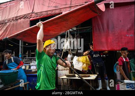 Männer, die auf dem Khlong Toei Markt in Bangkok, Thailand arbeiten Stockfoto