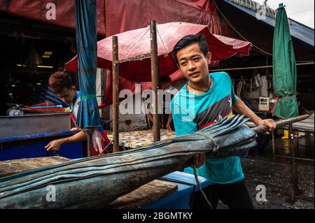 Männer, die auf dem Khlong Toei Markt in Bangkok, Thailand arbeiten Stockfoto