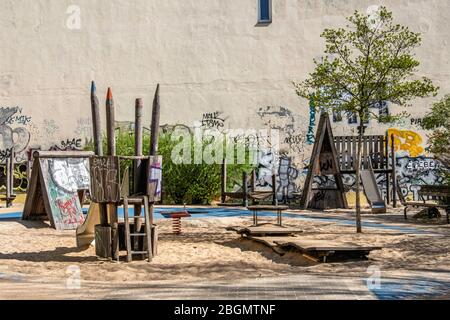 Verlassene Kinderspielplatz mit Sandkasten während der COVID-19 Pandemie im Prenzlauer Berg, Berlin Stockfoto