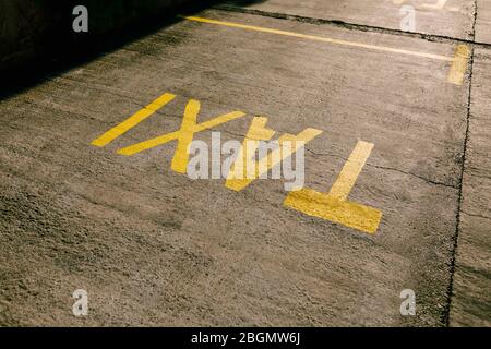 Inschrift TAXI auf dem Asphalt. Parkplatz für Taxis. Stockfoto