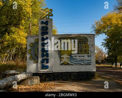 Stadtschild am Eingang der verlassenen Stadt Tschernobyl in der Ukraine zeigt das Schild den Namen Tschernobyl in kyrillischen Buchstaben in vertikaler Richtung Stockfoto