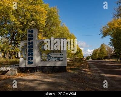 Straßen- und Stadtschild am Eingang der verlassenen Stadt Tschernobyl in der Ukraine zeigt das Schild in kyrillischen Buchstaben in vertica den Namen Tschernobyl Stockfoto