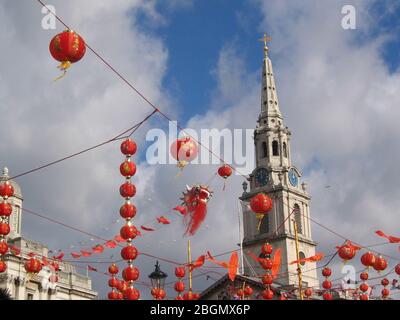 Sonniger Tag mit chinesischen Laternen Neujahr des Hahns Feierlichkeiten im Trafalgar Square London England Vereinigtes Königreich Februar 2005 Stockfoto