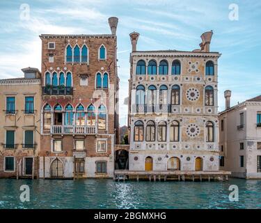 11/20/2017- Venedig, Italien. Die Fassaden des Palazzo Dario und des Palazzo Barbaro Wolkoff am Ufer des Canale Grande Stockfoto