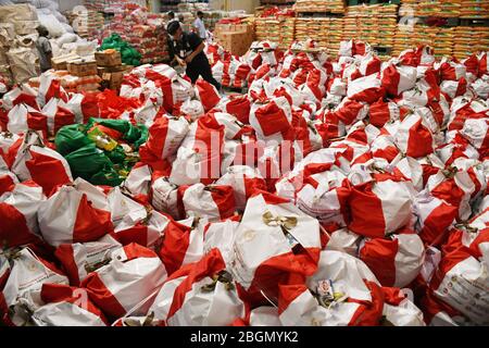 Jakarta, Jakarta, Indonesien. April 2020. Arbeiter packen Sozialhilfepakete (Sozialhilfe) im Cipinang Food Station Warehouse, Jakarta, 22. April 2020. Die Regierung verteilte Sozialhilfepakete für drei Monate, um die Bewohner davon abzuhalten, nach Hause zu gehen, und um während der COVID-19-Pandemie die Kaufkraft für bedürftige Bewohner im Großraum Jakarta zu erhöhen. Kredit: Dasril Roszandi/ZUMA Wire/Alamy Live News Stockfoto