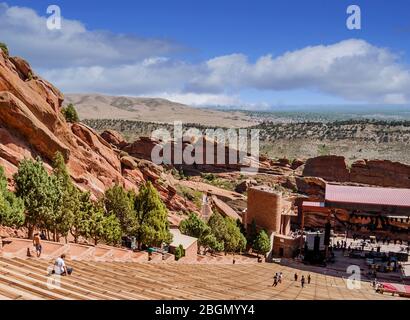 DENVER, COLORADO - 19. August 2012: Das Red Rocks Amphitheater ist ein Freilufttheater, das zehn Meilen westlich von Denver in Felsen gebaut wurde und 1941 eröffnet wurde. Stockfoto