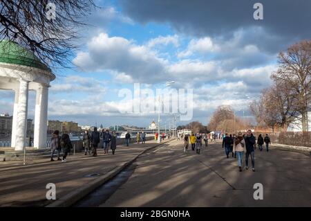 Februar 2019 In Moskau, Russland Statt. Passanten auf dem Puschkinskaja-Böschung im Gorky-Park in Moskau. Stockfoto