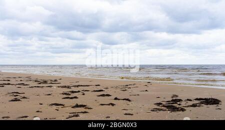 Wolken am bewölkten Himmel über dem Ostseestrand in Jurmala Stockfoto