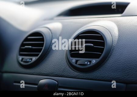 Elemente einer Klimaanlage im Auto. Details der Frontplatte des Autos mit Luftausströmer und einem Not-aus-Schalter. Das Innere des Autos. Sh Stockfoto