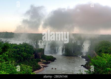 Wolken oder Morgennebel, die von den Iguacu Wasserfällen, Brasilien, Südamerika, aufsteigen Stockfoto