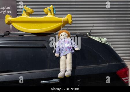 Jerusalem, Israel. April 2020. Selbständige Lehrer und Betreuer von privat geführten Vorschuleinrichtungen protestieren vor dem israelischen parlament und fordern staatliche finanzielle Unterstützung angesichts des Coronavirus-Ausbruchs und der Sperrung, so dass sie mit Miete und Steuern zu zahlen, aber kein Einkommen. Quelle: Nir Alon/Alamy Live News Stockfoto