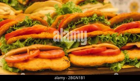 Florenz, Toskana, Italien. Sandwiches mit Hühnchen, Tomaten und Salat im Schaufenster. Stockfoto