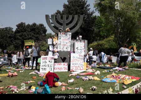 Jerusalem, Israel. April 2020. Selbständige Lehrer und Betreuer von privat geführten Vorschuleinrichtungen protestieren vor dem israelischen parlament und fordern staatliche finanzielle Unterstützung angesichts des Coronavirus-Ausbruchs und der Sperrung, so dass sie mit Miete und Steuern zu zahlen, aber kein Einkommen. Quelle: Nir Alon/Alamy Live News Stockfoto