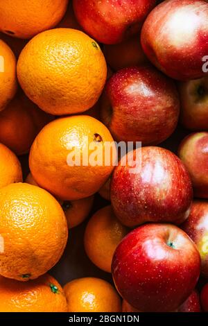 Set von Orangen und reifen roten Äpfeln. Set von sehr appetitlichen Früchten. Stockfoto