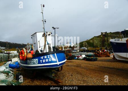 Fair Trade Fischerboot auf dem Stade Kiesstrand unterhalb der East Hill Cliff, Hastings, East Sussex, England, Großbritannien Stockfoto