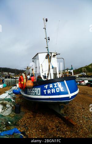 Fair Trade Fischerboot auf dem Stade Kiesstrand unterhalb der East Hill Klippen, Hastings, East Sussex, England, Großbritannien Stockfoto