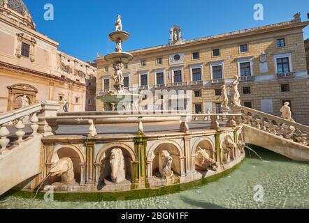 Mythologische Bach Statuen auf dem Pretorianischen Brunnen am Main Pretoria Platz in Palermo mit dem Rathaus von Palermo im Hintergrund, Sizilien Stockfoto
