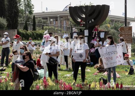 Jerusalem, Israel. April 2020. Selbständige Lehrer und Betreuer von privat geführten Vorschuleinrichtungen protestieren vor dem israelischen parlament und fordern staatliche finanzielle Unterstützung angesichts des Coronavirus-Ausbruchs und der Sperrung, so dass sie mit Miete und Steuern zu zahlen, aber kein Einkommen. Quelle: Nir Alon/Alamy Live News Stockfoto