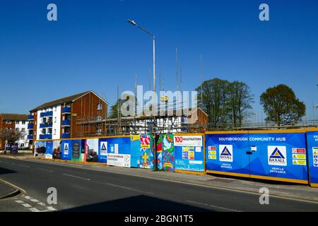 Schilder an Tragkörnchen und Gerüsten auf dem neuen Gelände für die Sanierung des Southborough Community Hub-Projekts, London Road, Southborough, Kent, England Stockfoto