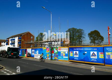 Schilder an Tragkörnchen und Gerüsten auf dem neuen Gelände für die Sanierung des Southborough Community Hub-Projekts, London Road, Southborough, Kent, England Stockfoto