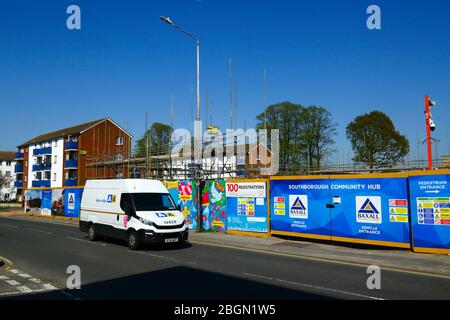 Schilder an Tragkörnchen und Gerüsten auf dem neuen Gelände für die Sanierung des Southborough Community Hub-Projekts, London Road, Southborough, Kent, England Stockfoto